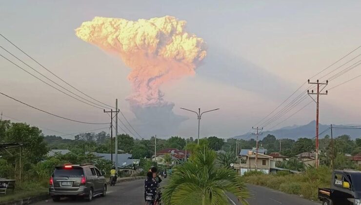 Lewotobi Laki-Laki Volcano in Indonesia Erupts, Covering the Sky with Ash Clouds