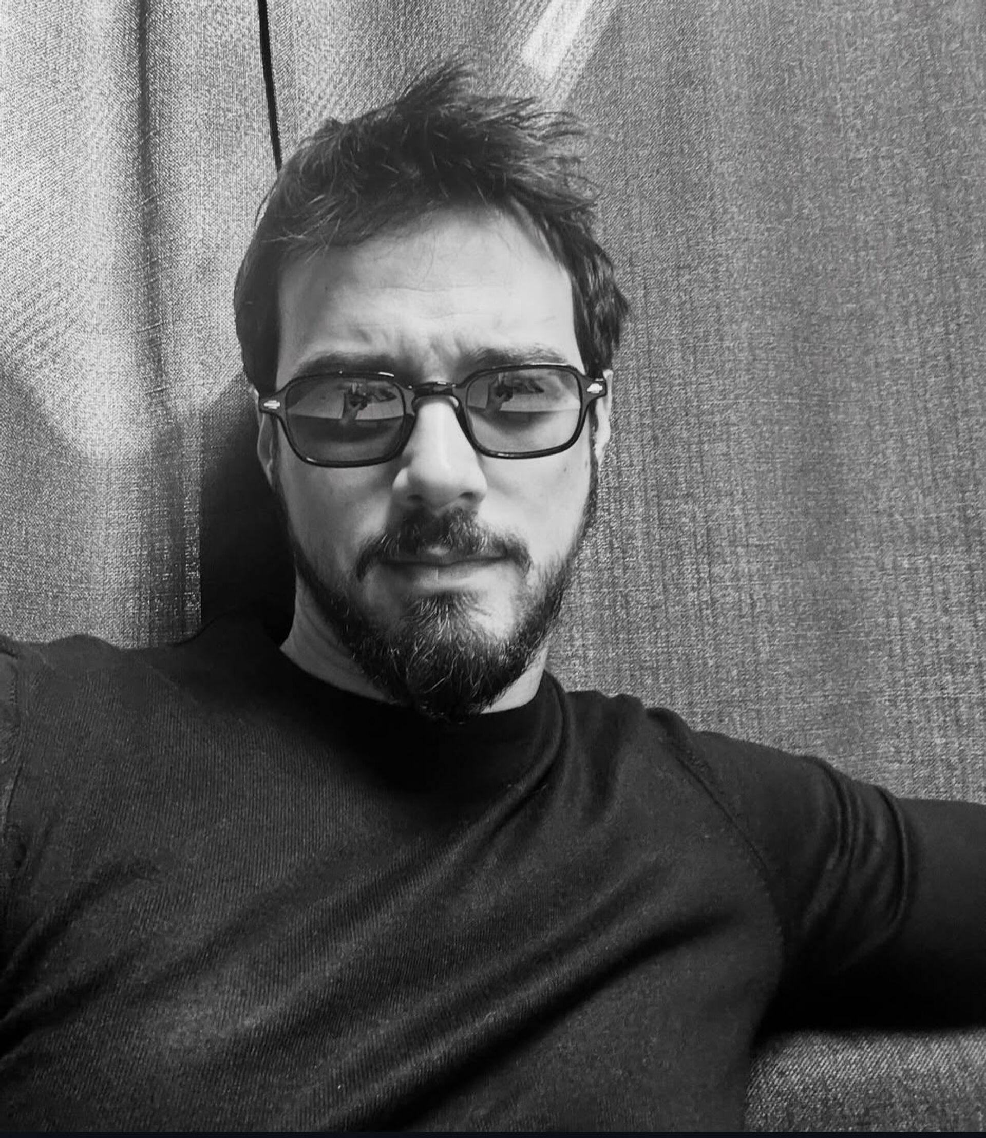 mert-yazicioglu-reveals-facial-paralysis-his-role-as-cuneyd-efendi-in-kizil-goncalar-0-8ZriZaFJ Mert Yazıcıoğlu Reveals Facial Paralysis: His Role as Cüneyd Efendi in Kızıl Goncalar