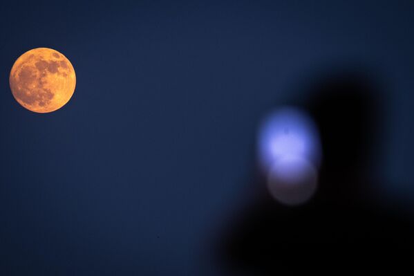 stunning-strawberry-moon-lights-up-the-sky-capturing-the-most-romantic-full-moon-of-PpsfC2dN Stunning Strawberry Moon Lights Up the Sky: Capturing the Most Romantic Full Moon of the Year