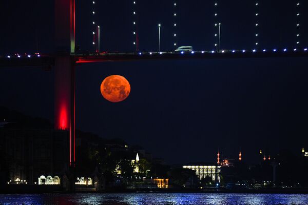 stunning-strawberry-moon-lights-up-the-sky-capturing-the-most-romantic-full-moon-of-c2BcrsFf Stunning Strawberry Moon Lights Up the Sky: Capturing the Most Romantic Full Moon of the Year
