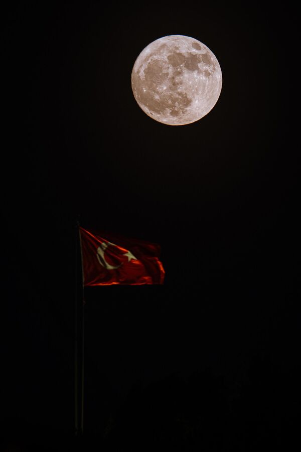 stunning-strawberry-moon-lights-up-the-sky-capturing-the-most-romantic-full-moon-of-lXnnVwy2 Stunning Strawberry Moon Lights Up the Sky: Capturing the Most Romantic Full Moon of the Year