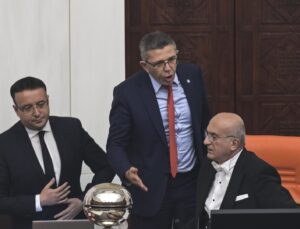 Tension in Parliament: İYİ Party Member Strikes at the Speaker’s Podium – Vezir Agency